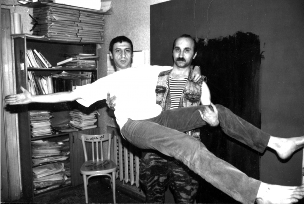 1996թ - ԳՐԻԳՈՐ ԽԱՉԱՏՐՅԱՆ մրցանակը տրվել է ՆԱԶԱՐԵԹ ԿԱՐՈՅԱՆԻՆ (արվեստի քննադատ)` անվանը հավատարիմ լինելու համար